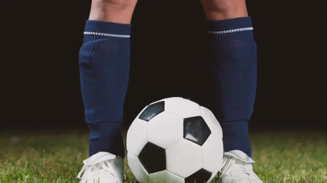 Scarpe da calcio e pallone sul campo