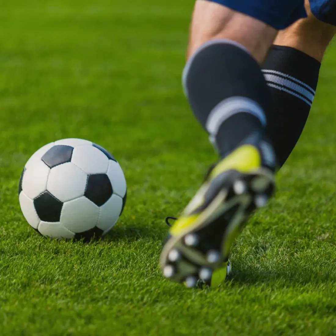 Calciatore adulto al tiro durante una partita