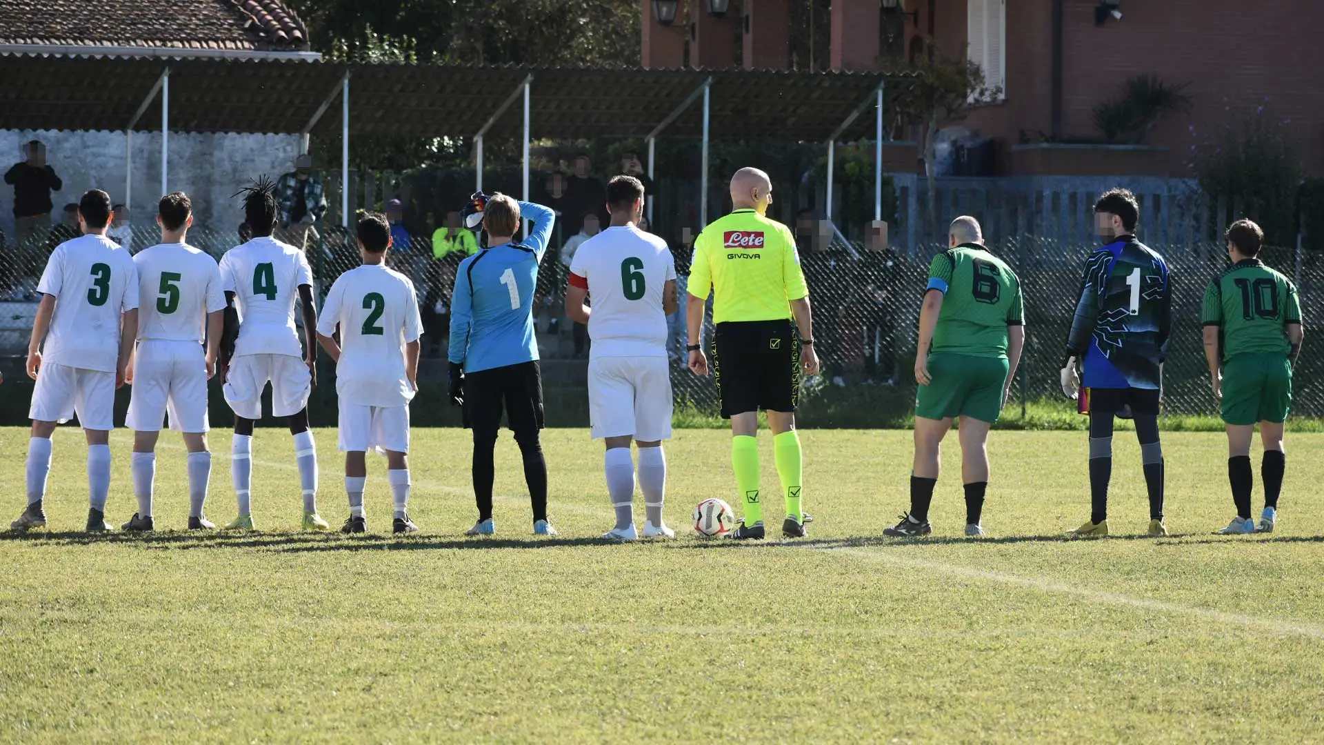 La squadra della ASD San Giuliano schierata a centrocampo prima della partita