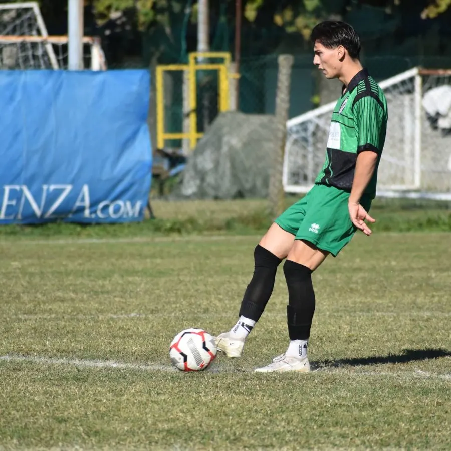 Giovane giocatore della ASD San Giuliano controlla il pallone durante una partita