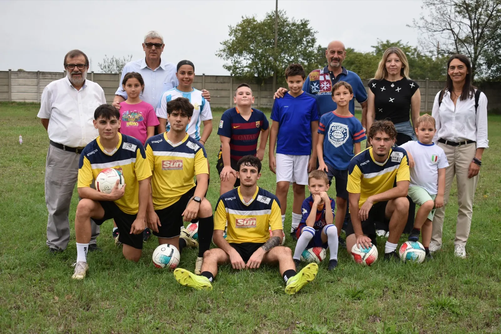 Giocatori, ragazzi del settore giovanile e dirigenti della ASD San Giuliano al campo sportivo